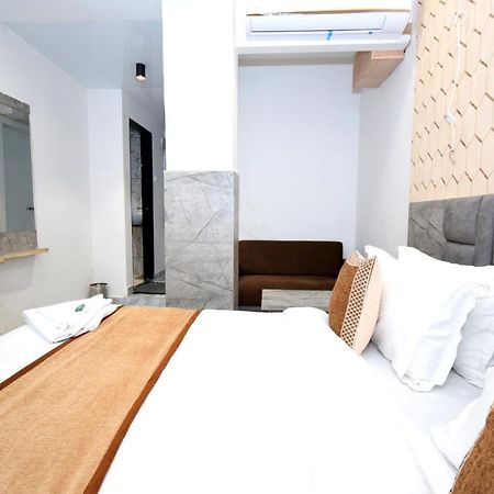 Hotel A1 Vastrapur 아흐메다바드 외부 사진