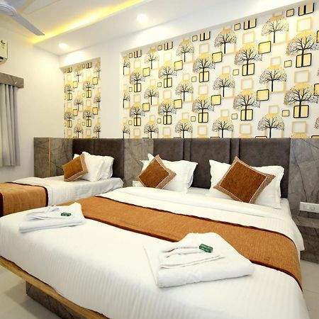 Hotel A1 Vastrapur 아흐메다바드 외부 사진