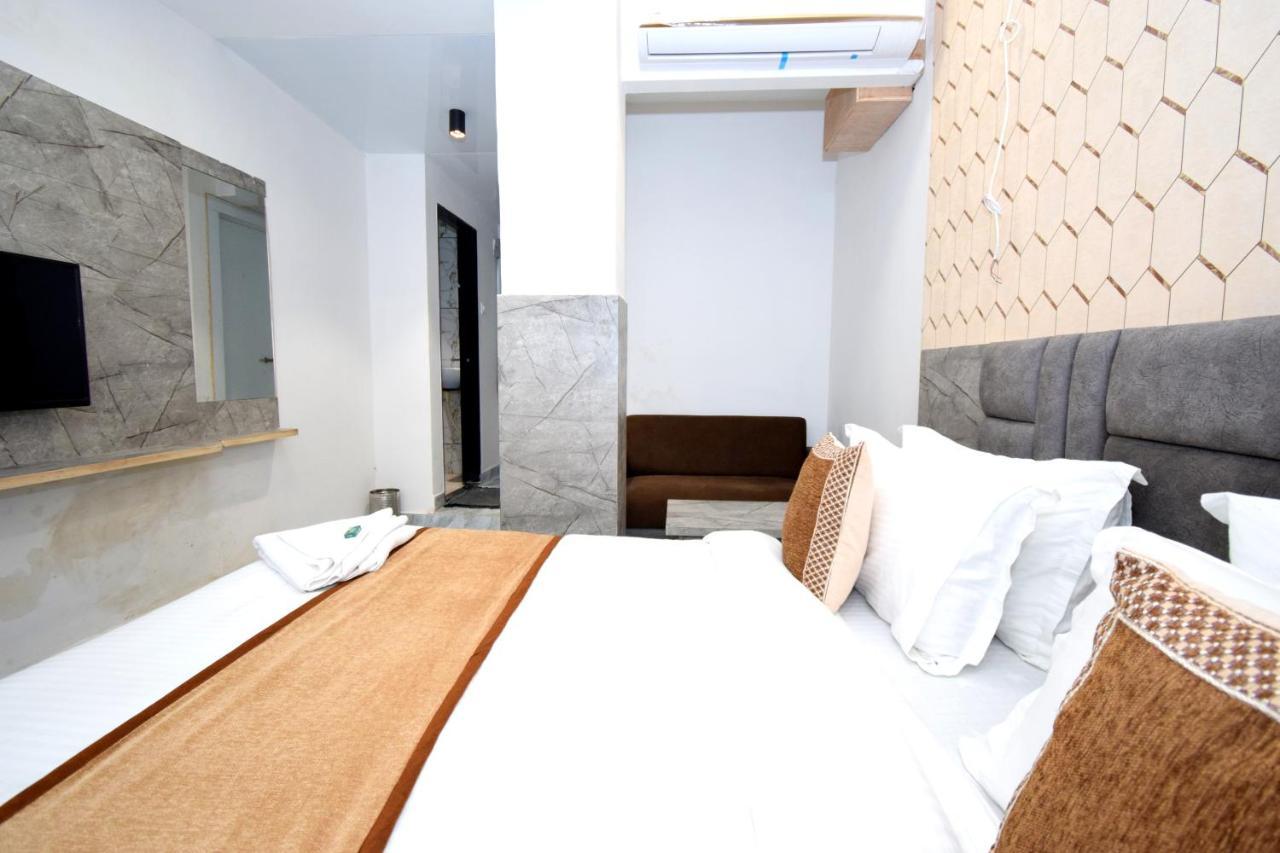 Hotel A1 Vastrapur 아흐메다바드 외부 사진