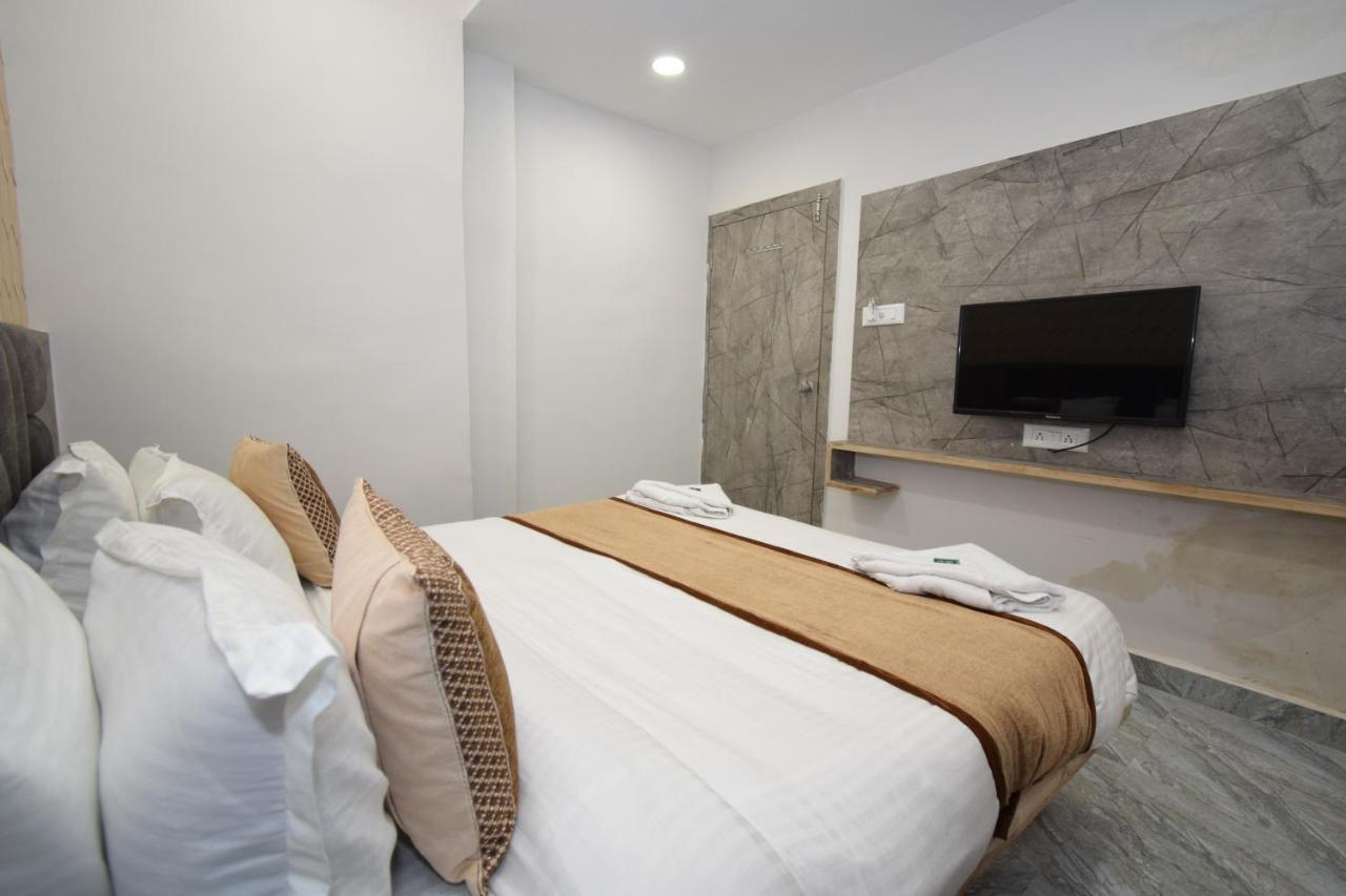 Hotel A1 Vastrapur 아흐메다바드 외부 사진