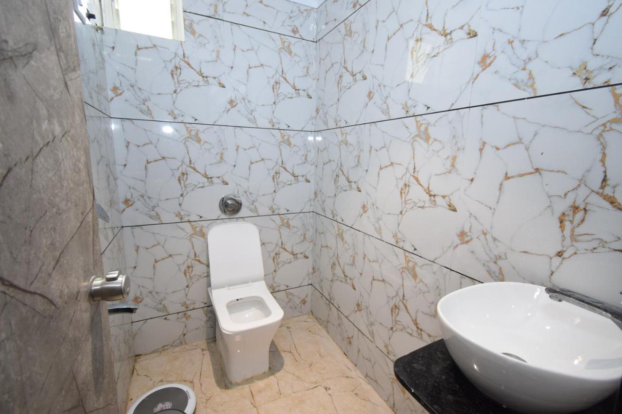 Hotel A1 Vastrapur 아흐메다바드 외부 사진