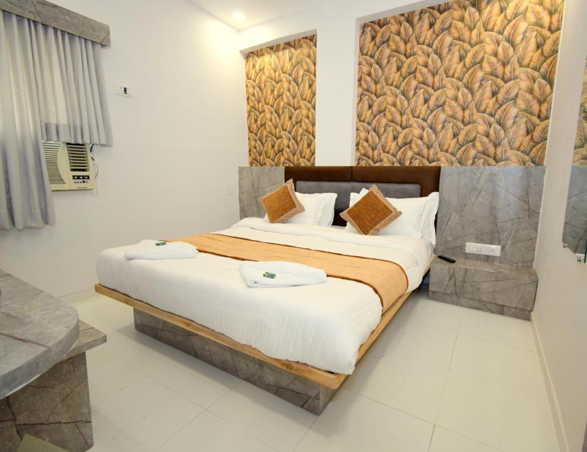 Hotel A1 Vastrapur 아흐메다바드 외부 사진