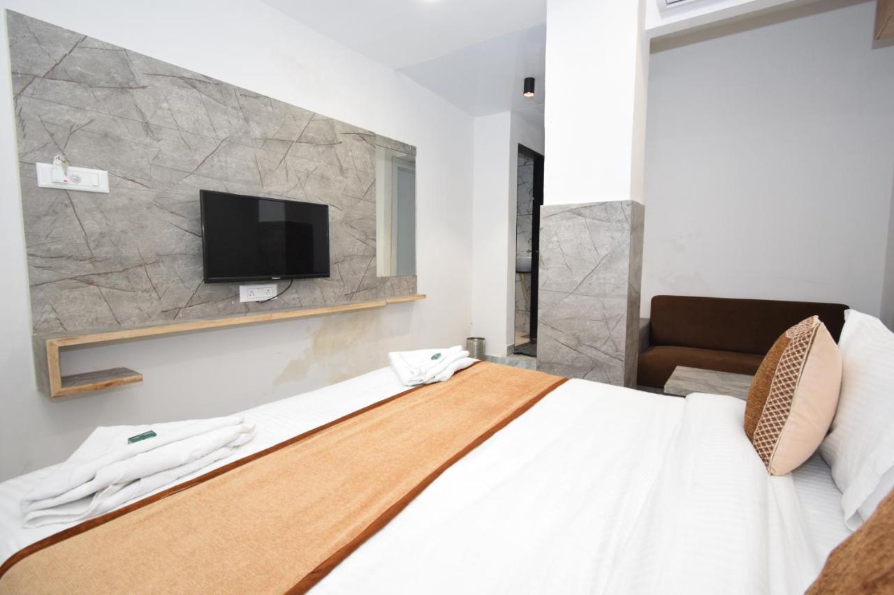 Hotel A1 Vastrapur 아흐메다바드 외부 사진
