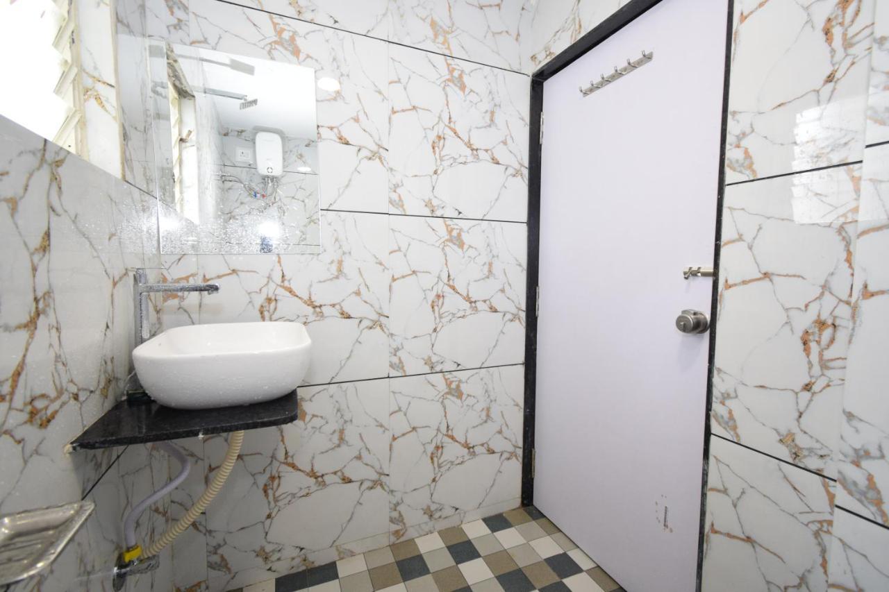 Hotel A1 Vastrapur 아흐메다바드 외부 사진
