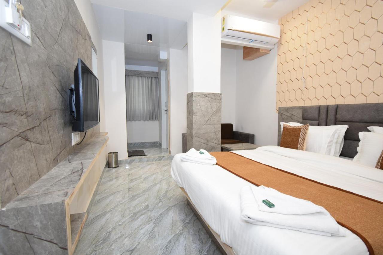 Hotel A1 Vastrapur 아흐메다바드 외부 사진