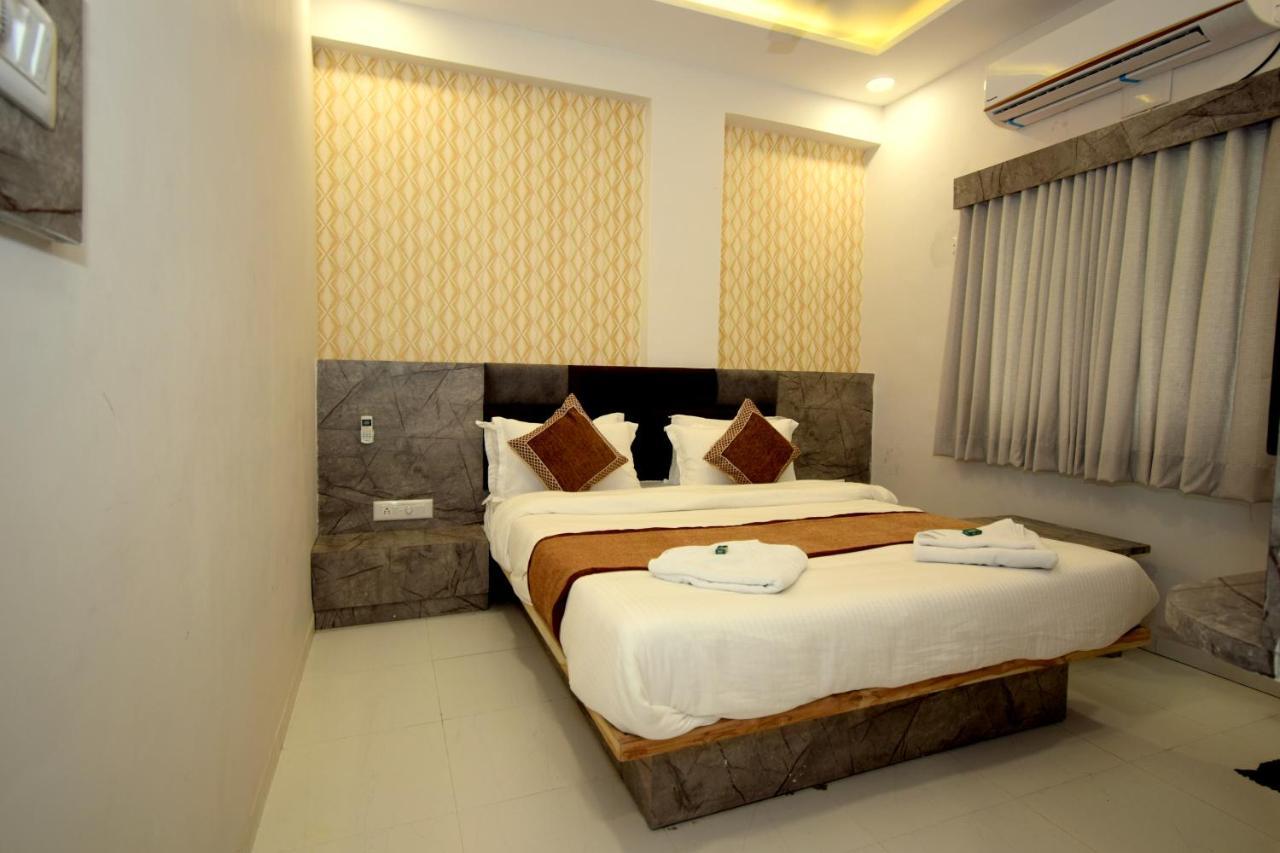Hotel A1 Vastrapur 아흐메다바드 외부 사진