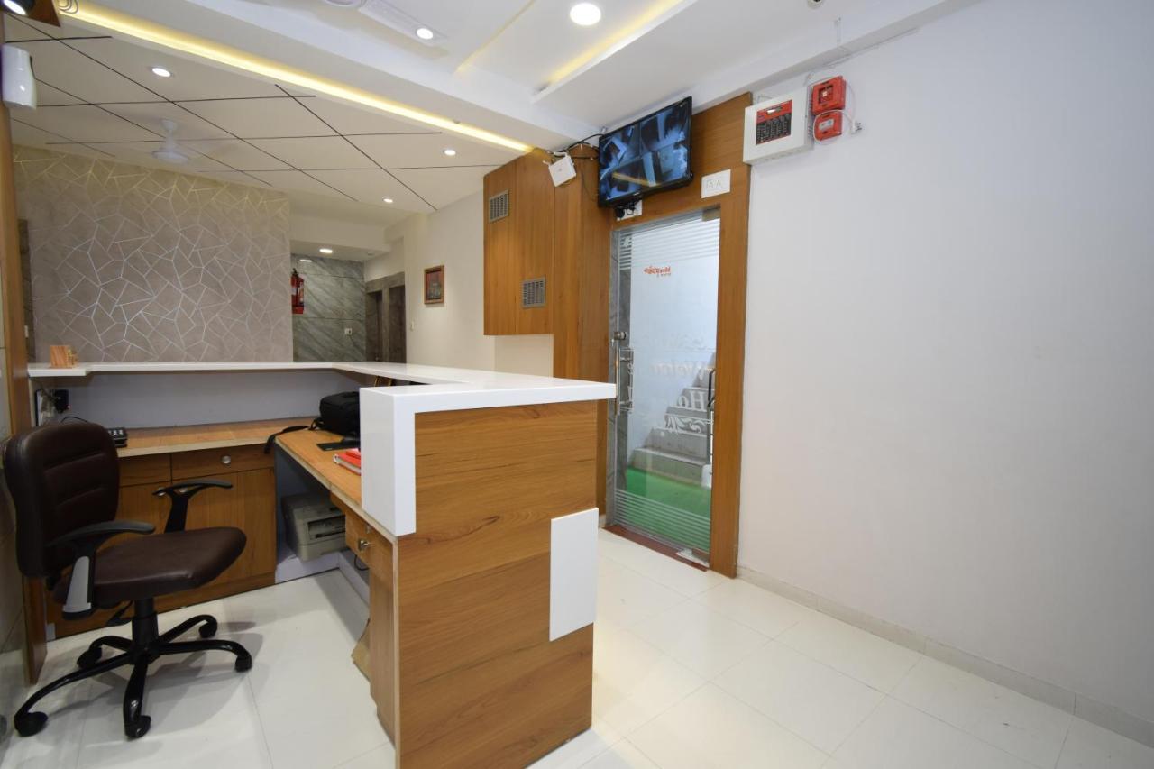 Hotel A1 Vastrapur 아흐메다바드 외부 사진