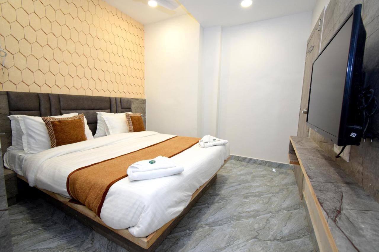 Hotel A1 Vastrapur 아흐메다바드 외부 사진