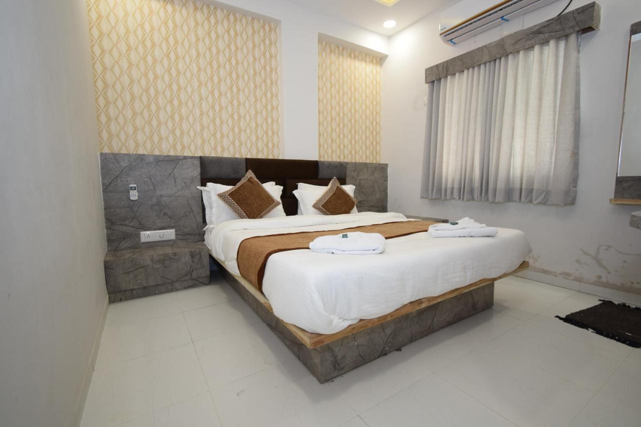 Hotel A1 Vastrapur 아흐메다바드 외부 사진