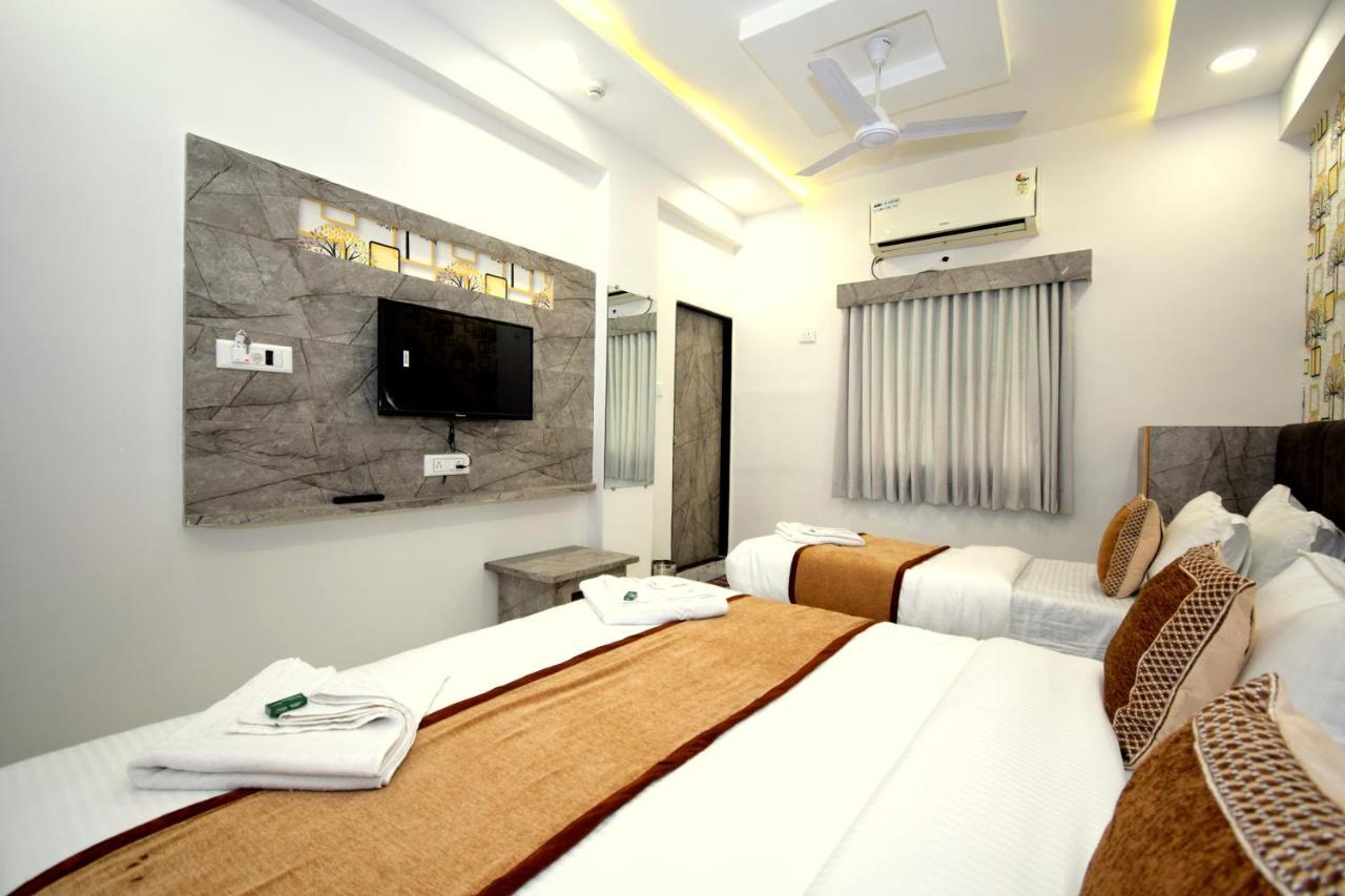Hotel A1 Vastrapur 아흐메다바드 외부 사진