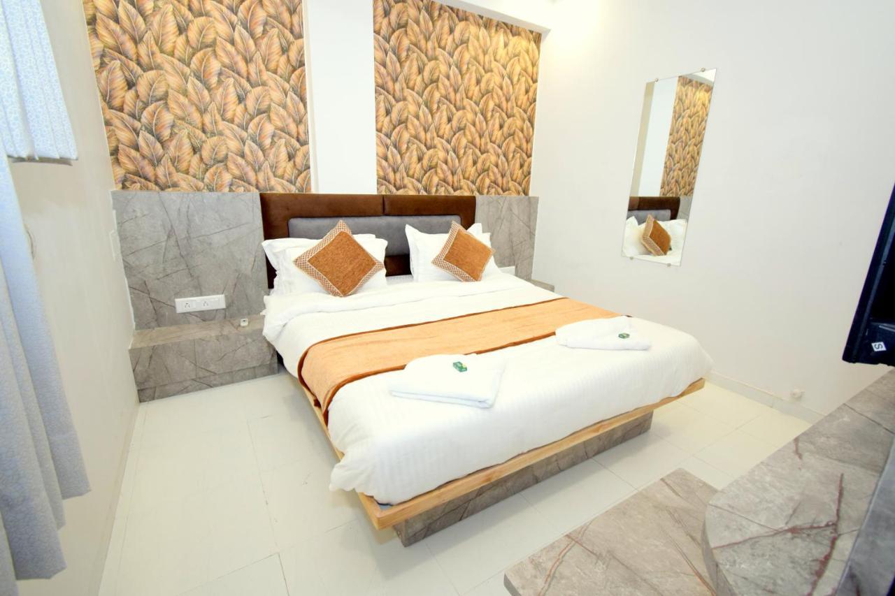 Hotel A1 Vastrapur 아흐메다바드 외부 사진