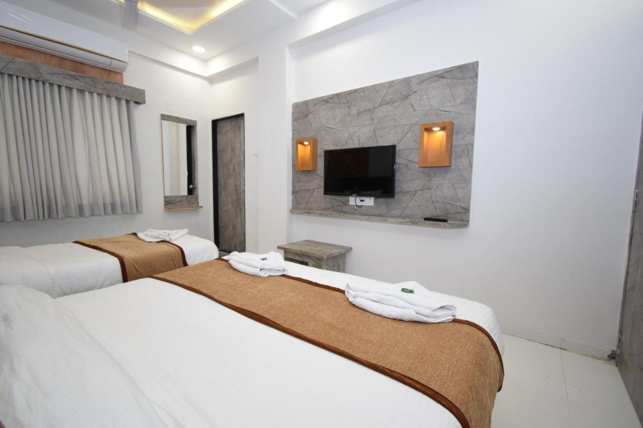 Hotel A1 Vastrapur 아흐메다바드 외부 사진