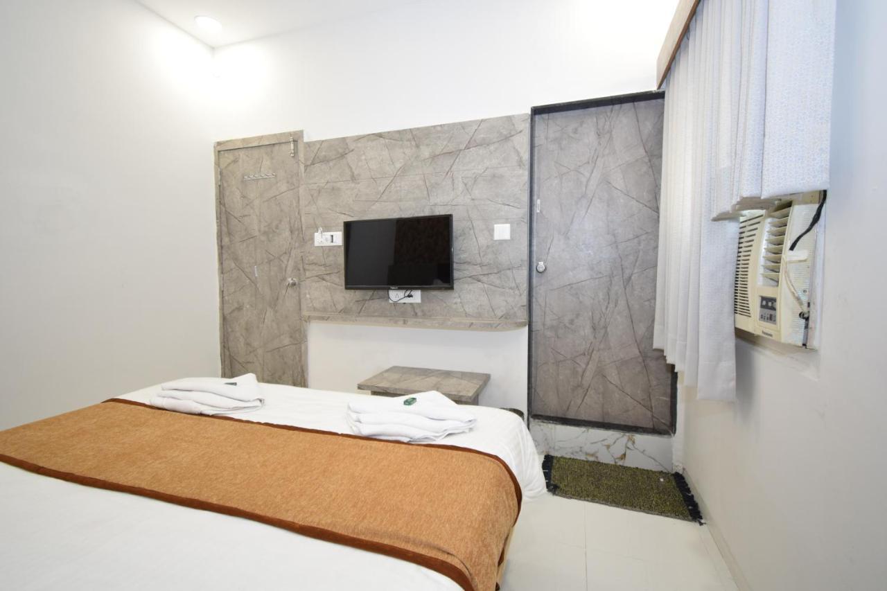 Hotel A1 Vastrapur 아흐메다바드 외부 사진