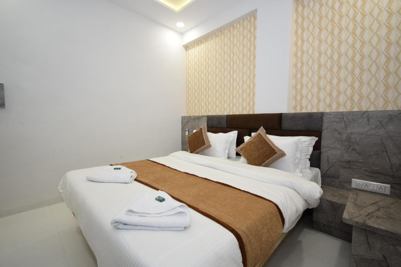 Hotel A1 Vastrapur 아흐메다바드 외부 사진