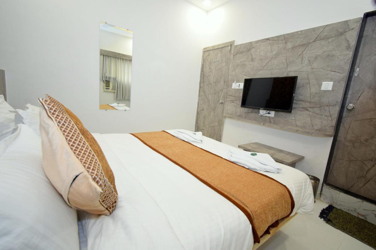 Hotel A1 Vastrapur 아흐메다바드 외부 사진