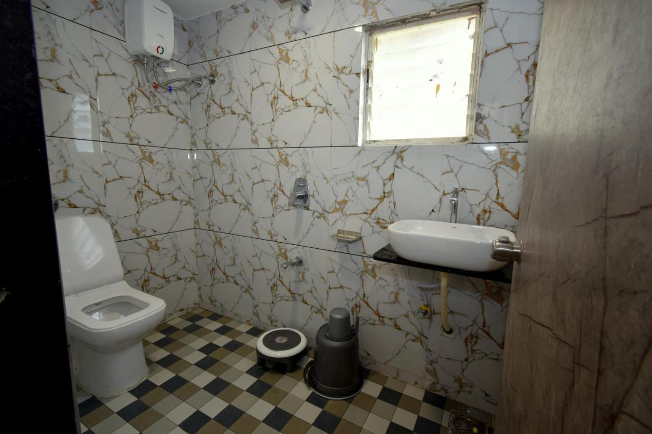 Hotel A1 Vastrapur 아흐메다바드 외부 사진