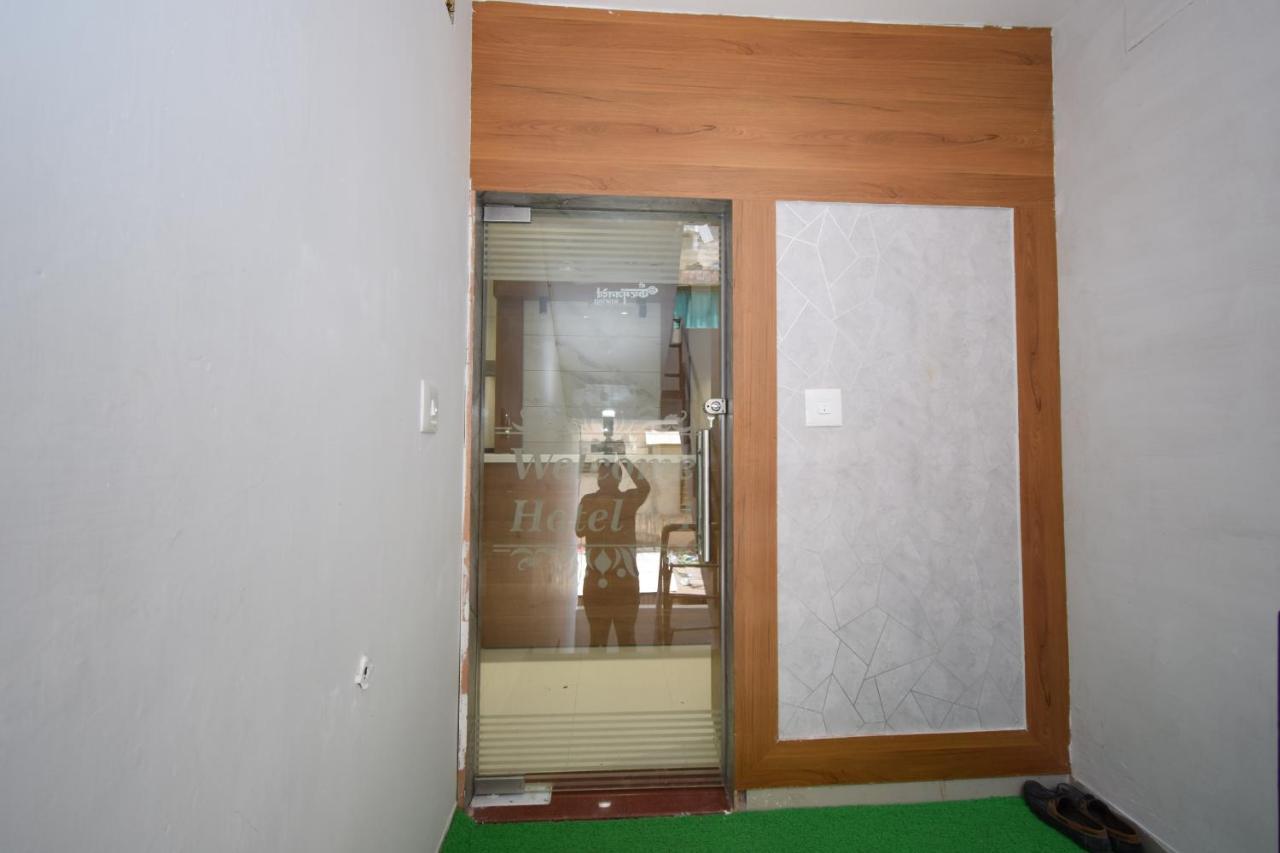Hotel A1 Vastrapur 아흐메다바드 외부 사진