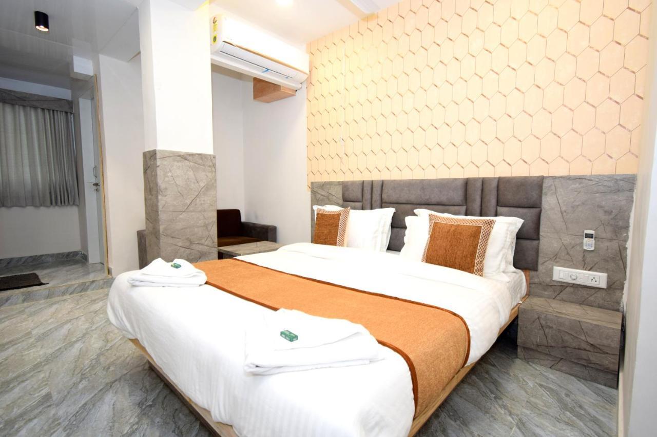 Hotel A1 Vastrapur 아흐메다바드 외부 사진