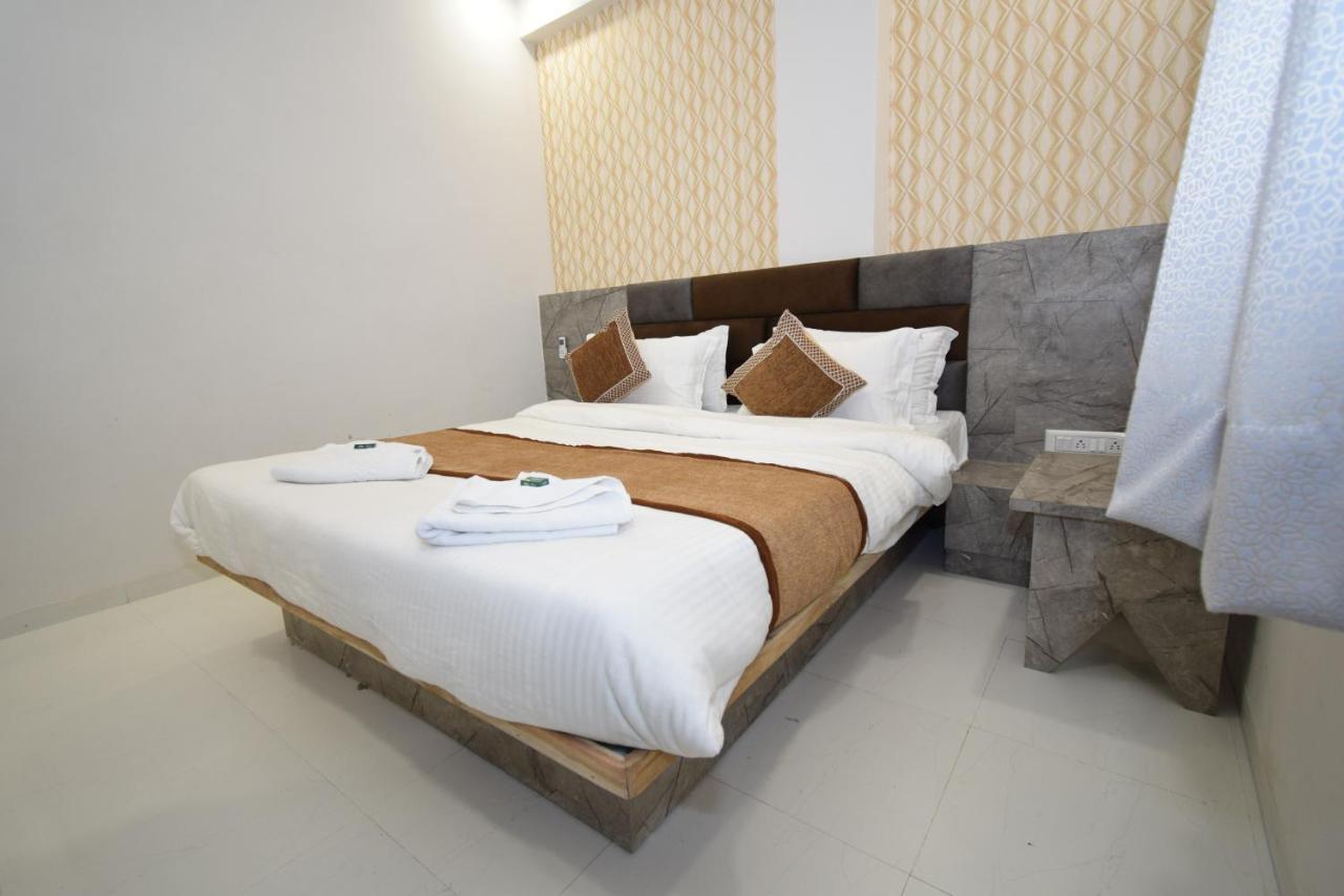 Hotel A1 Vastrapur 아흐메다바드 외부 사진