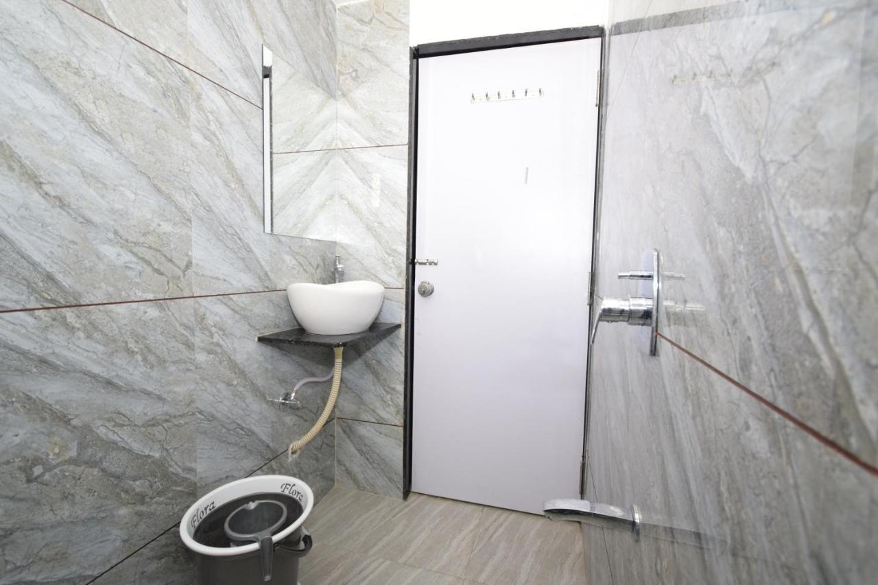 Hotel A1 Vastrapur 아흐메다바드 외부 사진