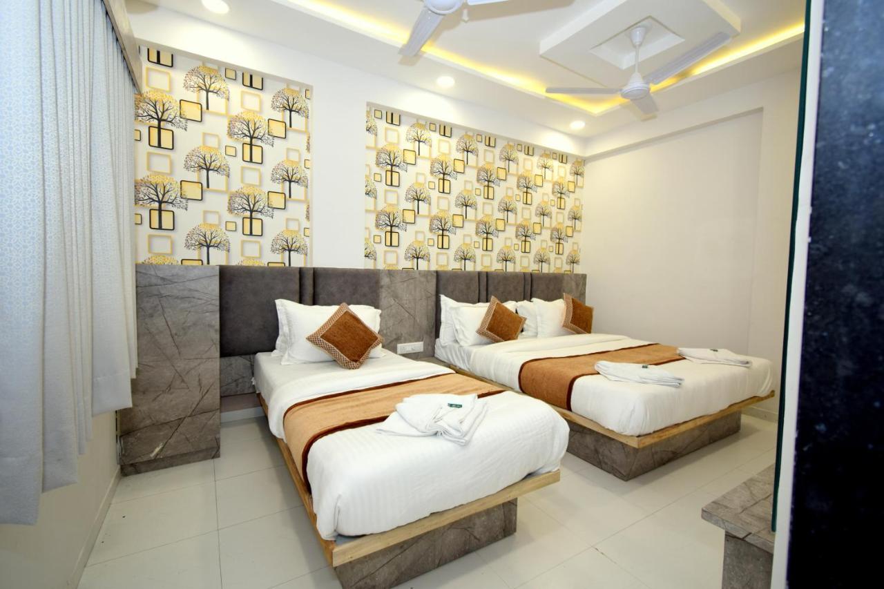 Hotel A1 Vastrapur 아흐메다바드 외부 사진